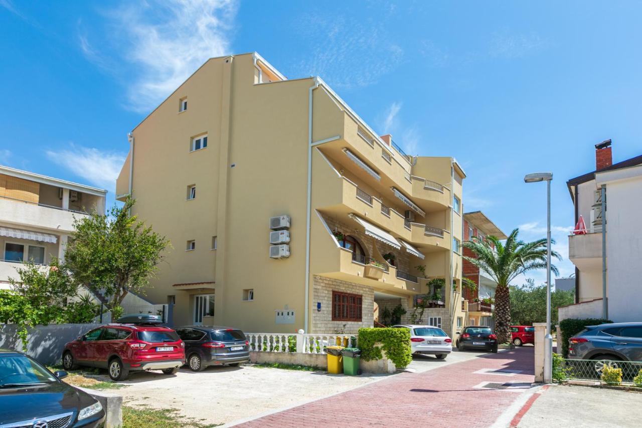 Apartments Barba Tucepi Bagian luar foto