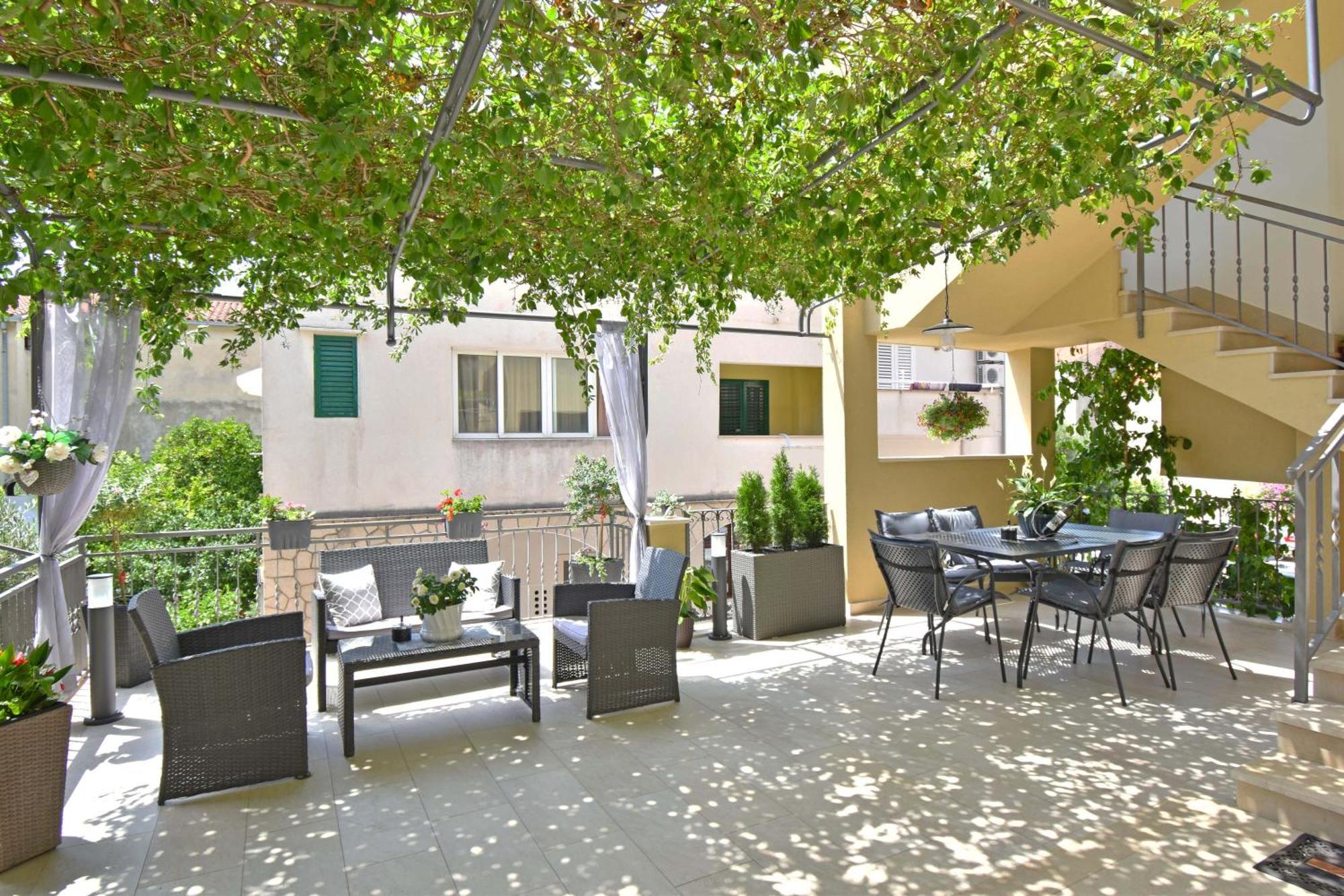 Apartments Barba Tucepi Bagian luar foto